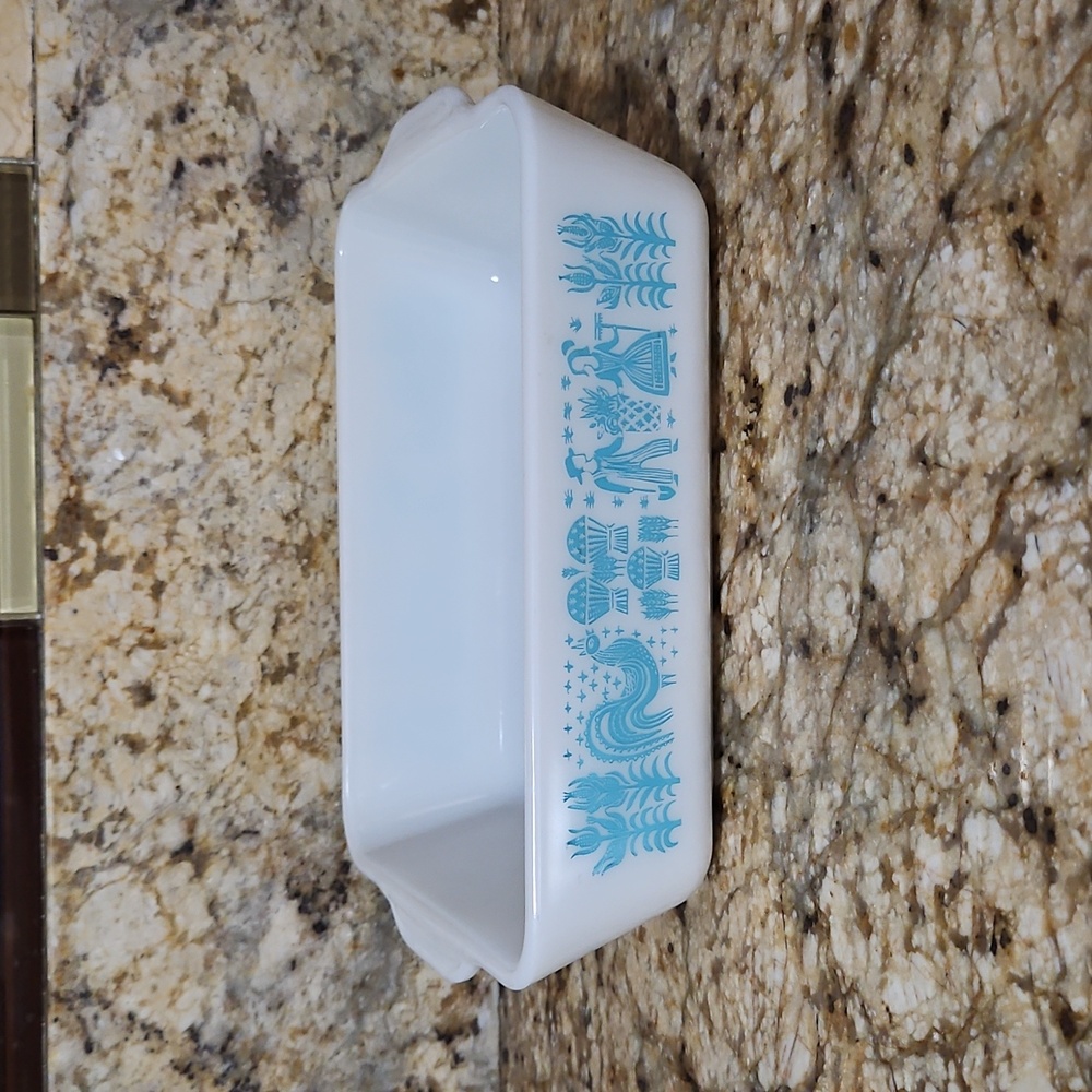 Vintage PYREX Amish Butterprint baking dish.